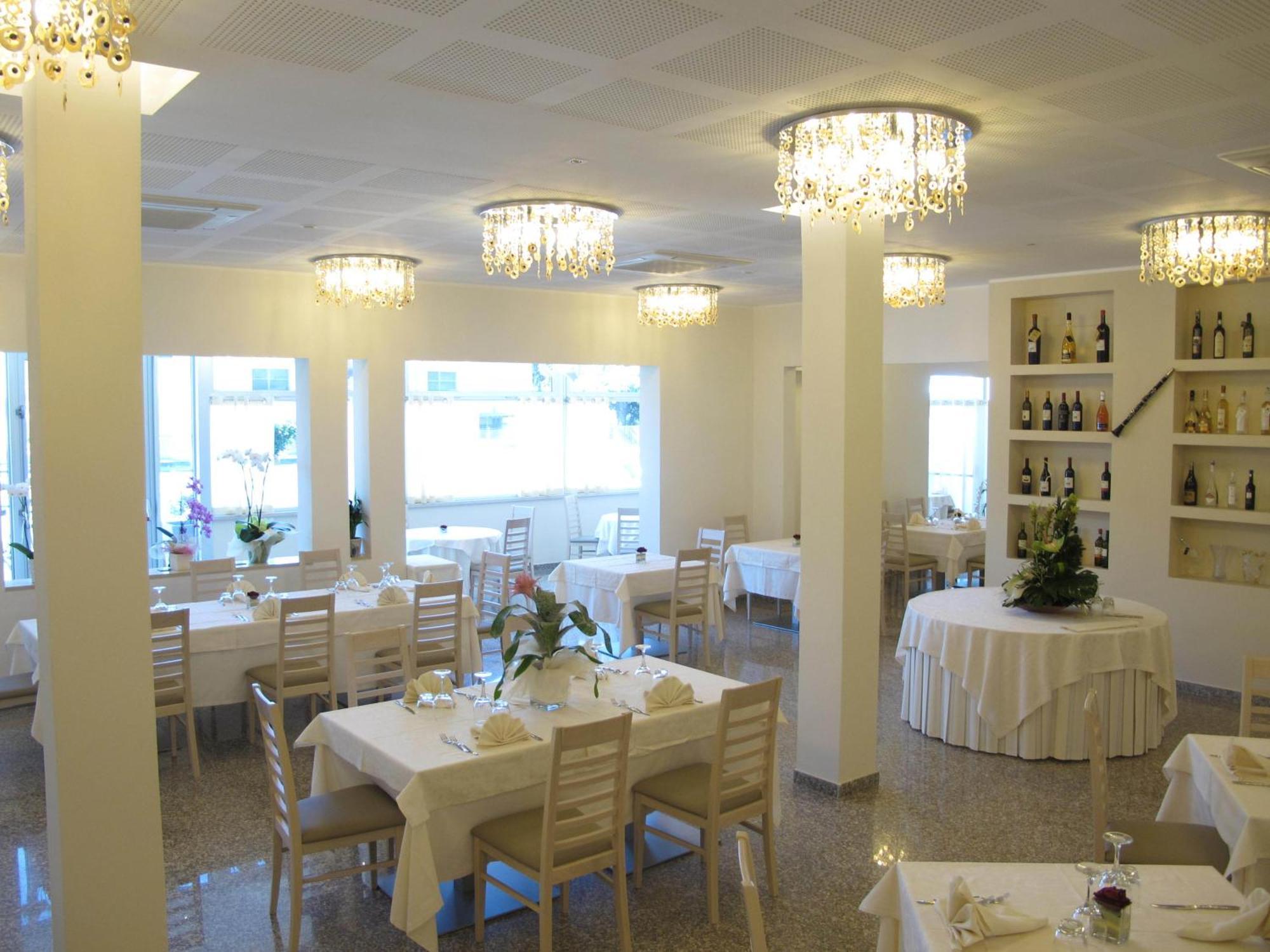 Hotel Ristorante Cesare Savignano sul Rubicone Bagian luar foto