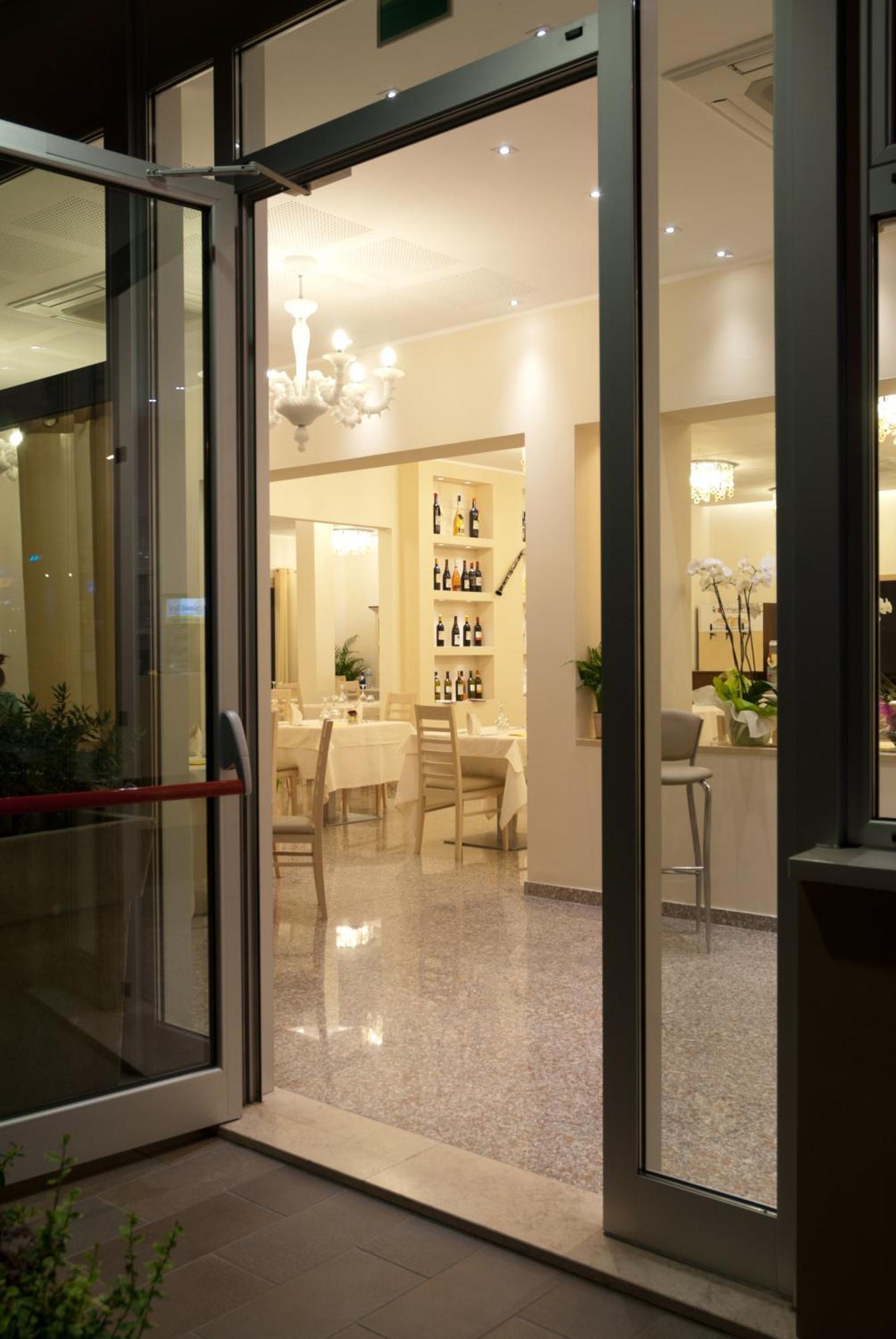 Hotel Ristorante Cesare Savignano sul Rubicone Bagian luar foto